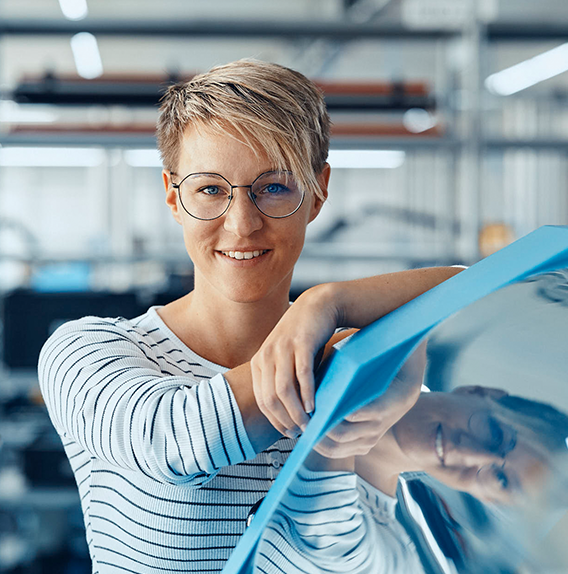 Bild Mitarbeiterin in der Produktion